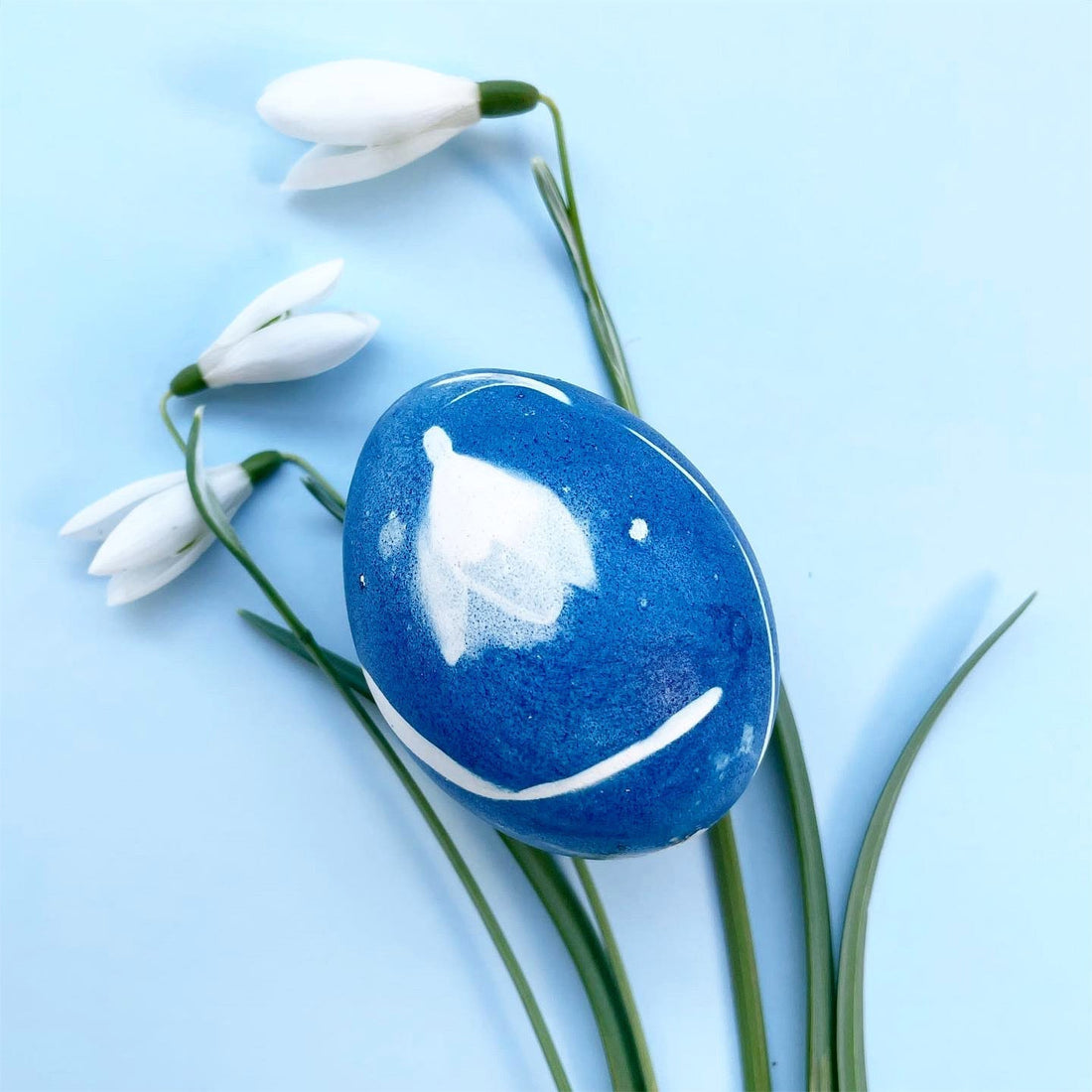 Påske-æg med forårsblomster og cyanotypi