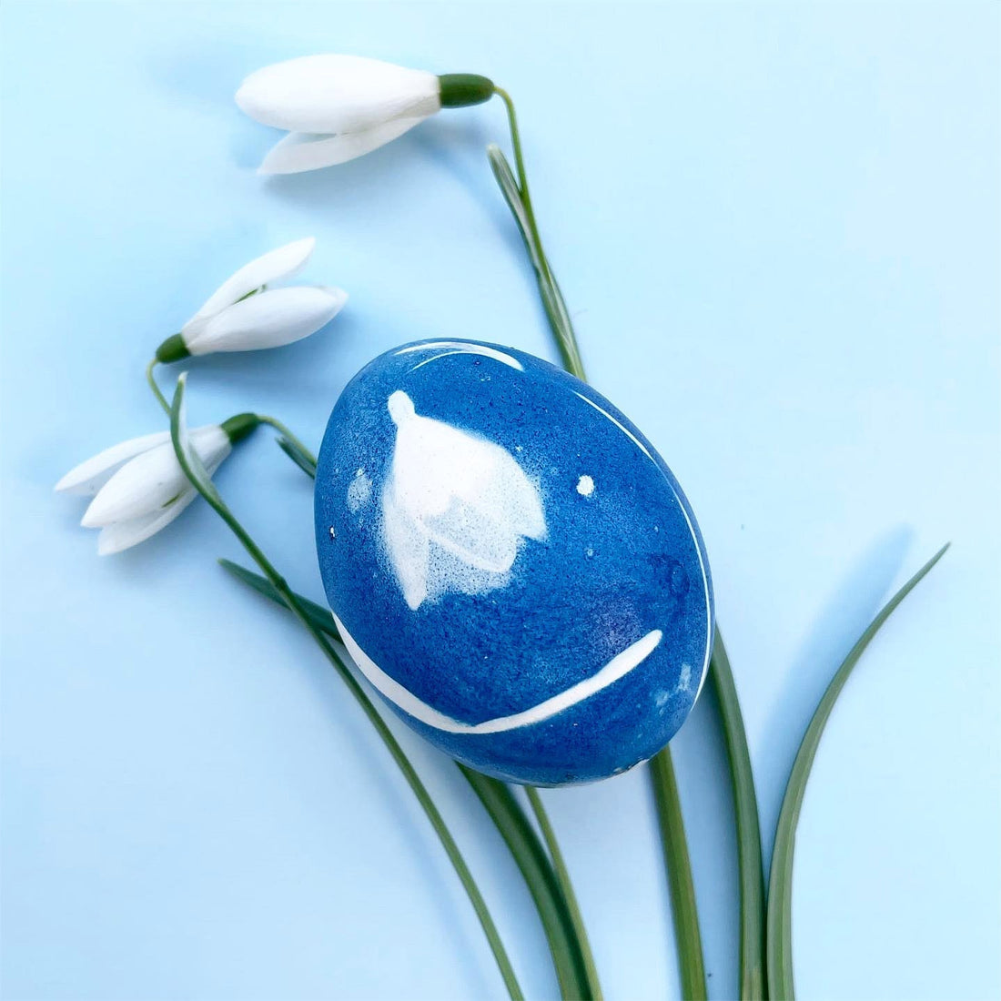 Påske-æg med forårsblomster og cyanotypi