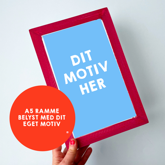 Serigrafi ramme A5+ MED dit eget motiv belyst på rammen